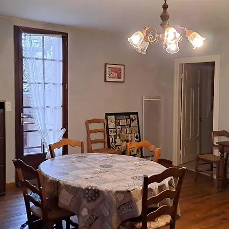 Au Centre Du Village Hébergement de vacances *