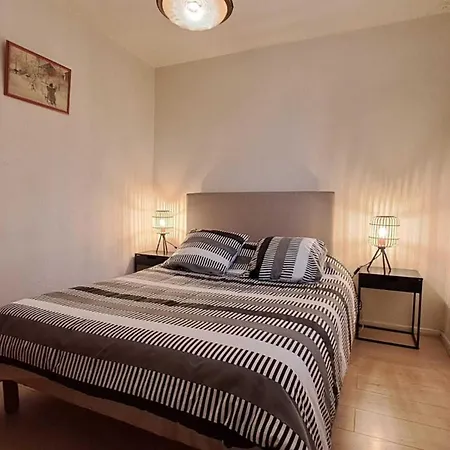 Au Centre Du Village *