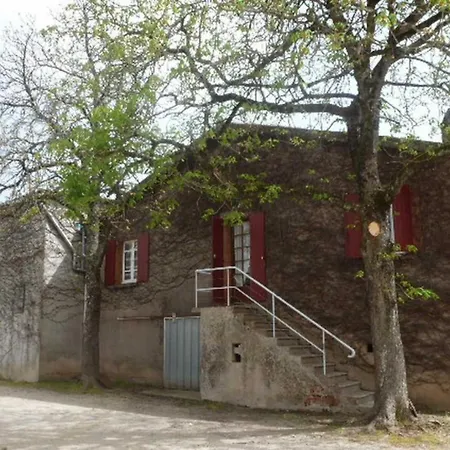 Au Centre Du Village Lagrave