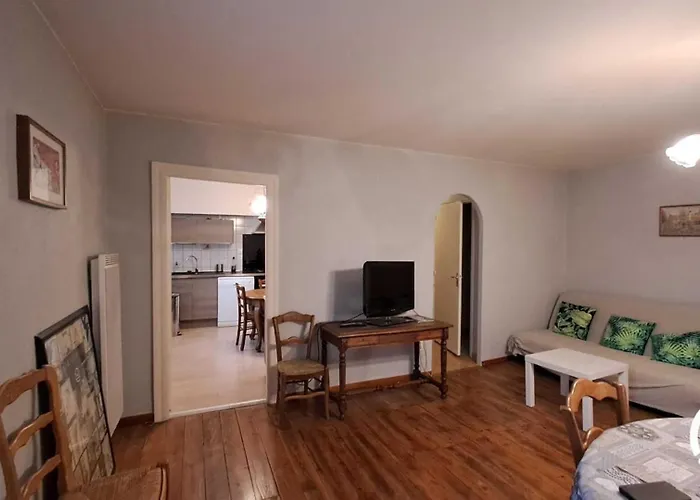 Au Centre Du Village Lagrave