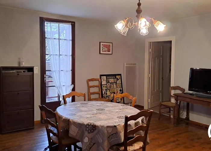 Au Centre Du Village Lagrave