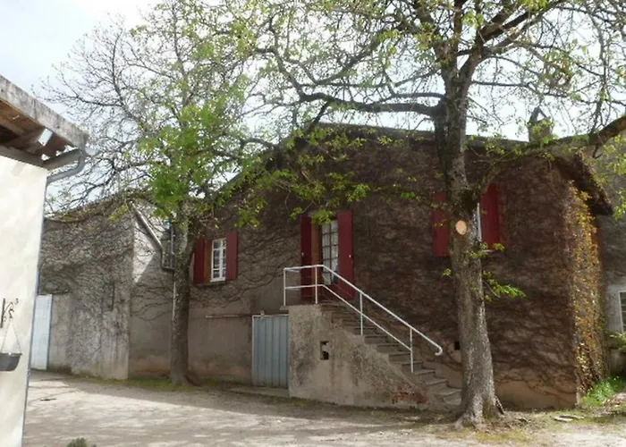 Au Centre Du Village Lagrave